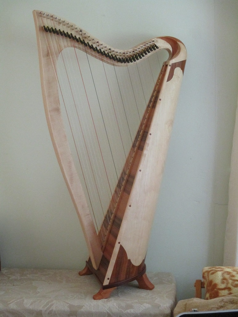 32 Counties Model - Irish Harps